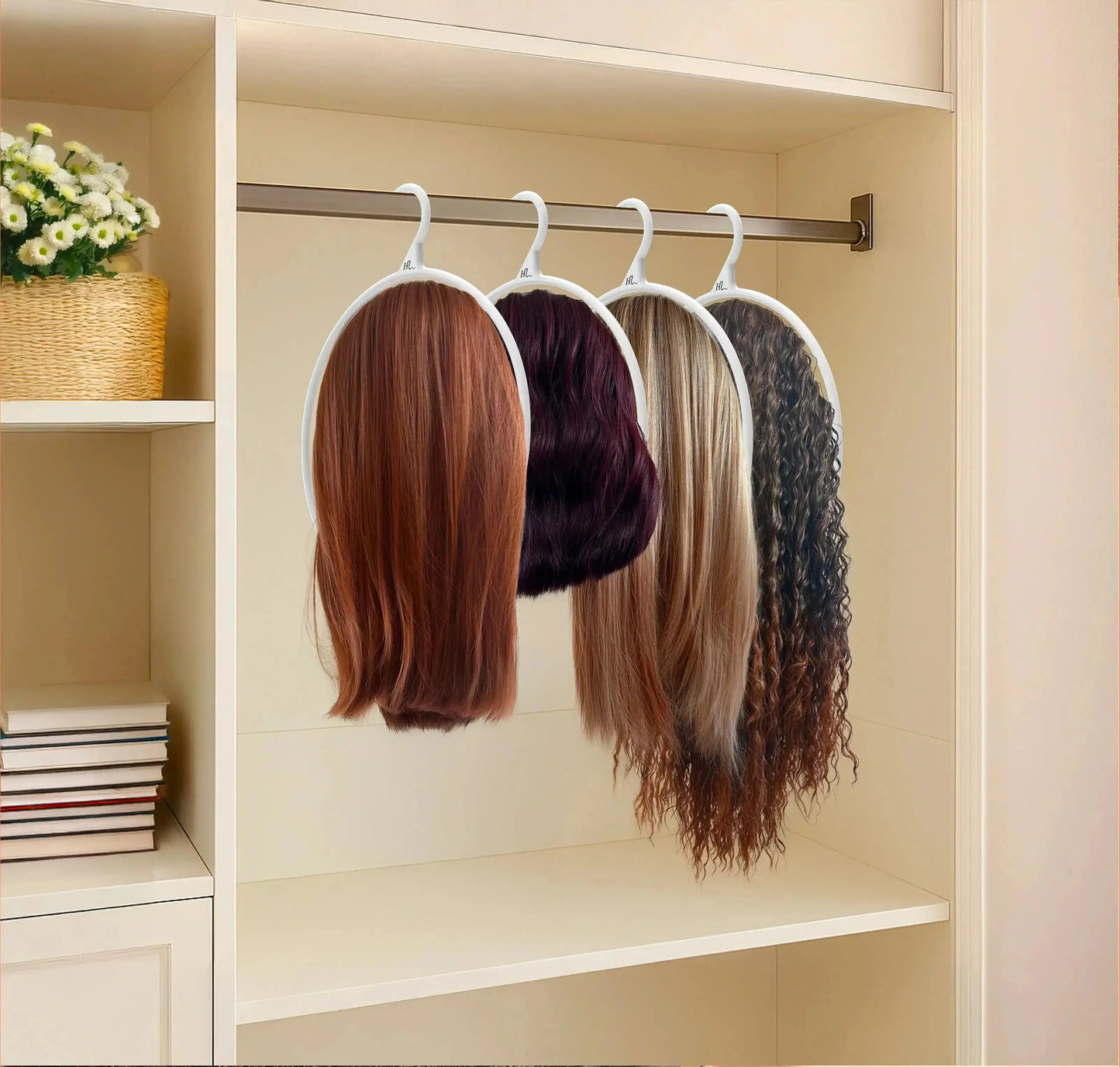 Quatre cintres à perruque Head Up suspendus dans un dressing pour un rangement organisé