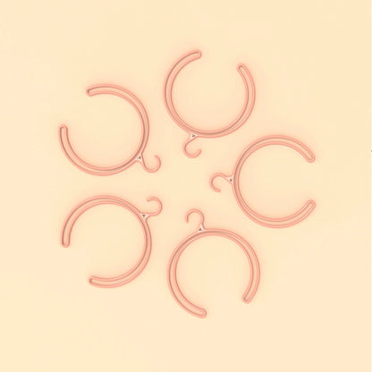 Cintre à perruque rose Head Up simple et élégant pour un rangement compact en série